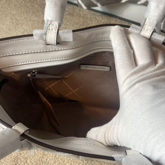 BNWT - MICHAEL KORS JET SET TRAVEL TOTE OPTIC WHITE - Picture 5 of 9